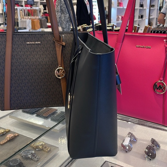 MICHAEL KORS
Pratt Large Tote Shoulder Bag
COLOR BLACK
NWT - Picture 13 of 16